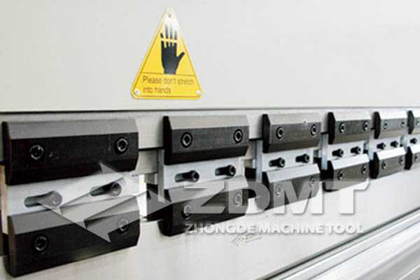 模具夾具.jpg 模具夾具.jpg