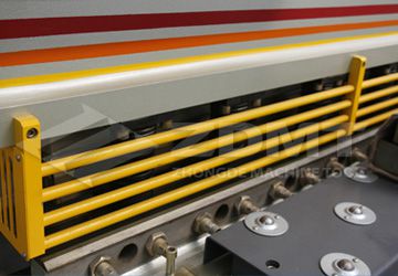 簡易防護柵欄和球面工作臺.jpg 簡易防護柵欄和球面工作臺.jpg