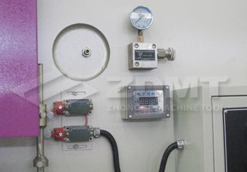 上滑塊行程電動調節(jié),數(shù)字顯示.jpg 上滑塊行程電動調節(jié),數(shù)字顯示.jpg