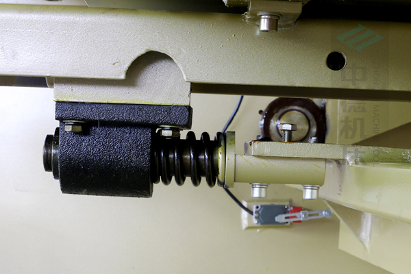 ZDG-632后擋料緩沖裝置,能有效保持后擋料橫梁平行度.jpg ZDG-632后擋料緩沖裝置,能有效保持后擋料橫梁平行度.jpg