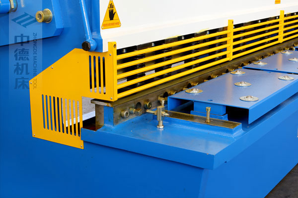 ZDSK-1632剪板機(jī)采用滾珠前托料板,不劃傷不銹鋼板材表面,并采用高品質(zhì)壓料油缸,不滲油不會(huì)在板材表面留有油污.jpg ZDSK-1632剪板機(jī)采用滾珠前托料板,不劃傷不銹鋼板材表面,并采用高品質(zhì)壓料油缸,不滲油不會(huì)在板材表面留有油污.jpg