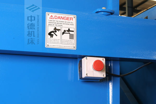 ZDSK-1632剪板機(jī)后部緊急停止按鈕,最大程度保障工人安全.jpg ZDSK-1632剪板機(jī)后部緊急停止按鈕,最大程度保障工人安全.jpg