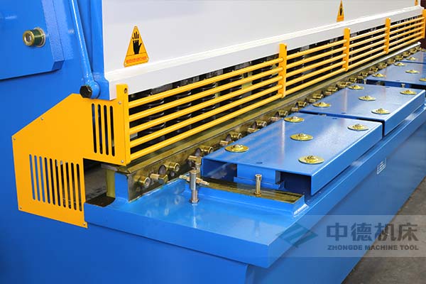 ZDS-2032剪板機(jī)進(jìn)料口,安全防護(hù),進(jìn)料無阻,又能直接觀看到燈光對線的剪切位置.jpg ZDS-2032剪板機(jī)進(jìn)料口,安全防護(hù),進(jìn)料無阻,又能直接觀看到燈光對線的剪切位置.jpg